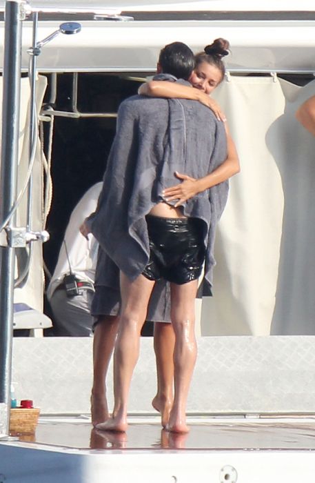 A Lesson In Showering By Adrien Brody (13 pics)