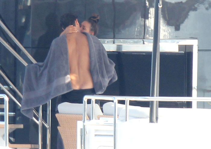 A Lesson In Showering By Adrien Brody (13 pics)