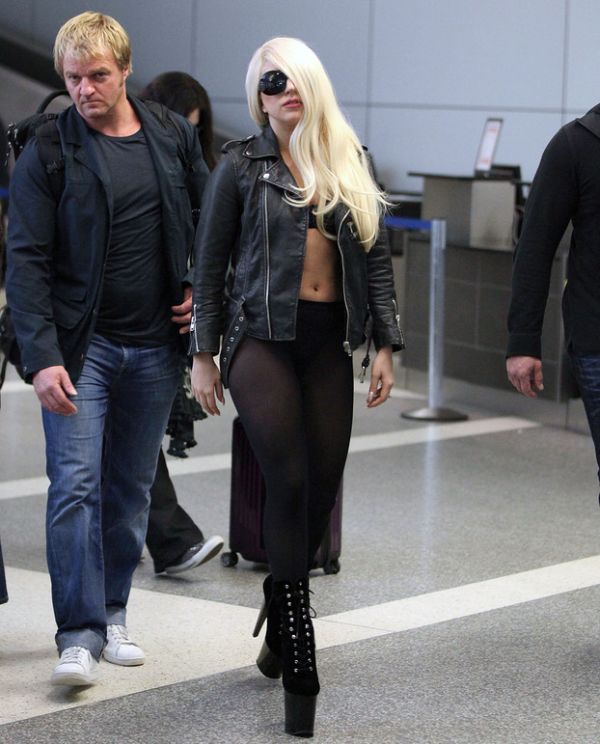 Lady Gaga Landed in LAX (9 pics)