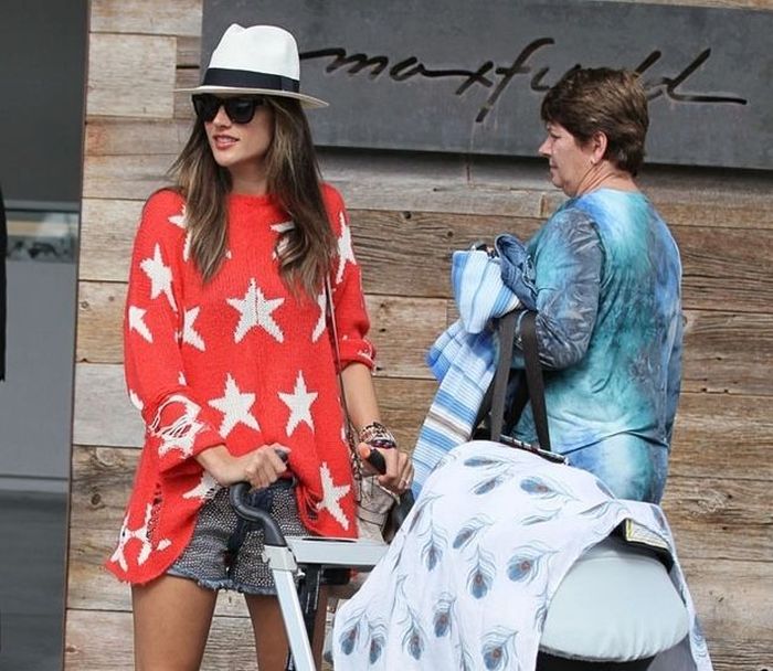 Celebs Love Red Sweater (4 pics) Celebs Love Red Sweater (4 pics)
