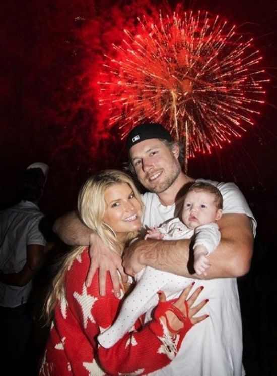 Celebs Love Red Sweater (4 pics) Celebs Love Red Sweater (4 pics)