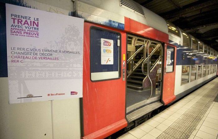 The Interior of Paris - Versailles Train  (14 pics)