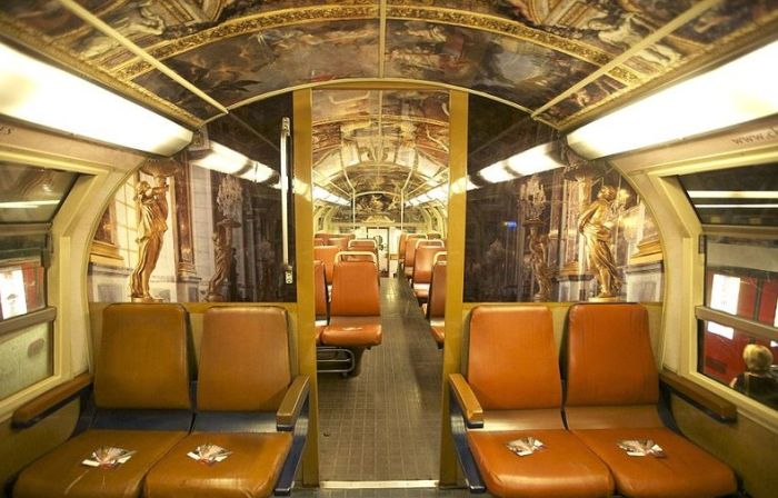 The Interior of Paris - Versailles Train  (14 pics)