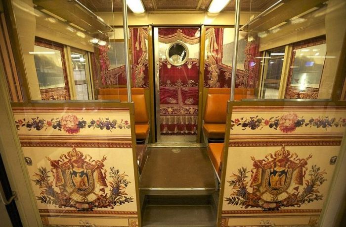 The Interior of Paris - Versailles Train  (14 pics)