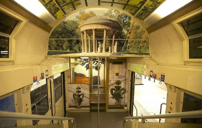 The Interior of Paris - Versailles Train  (14 pics)