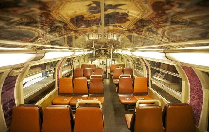 The Interior of Paris - Versailles Train  (14 pics)