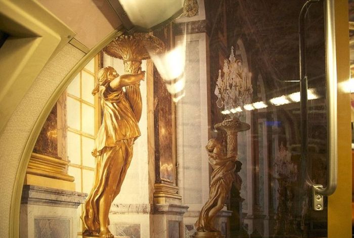 The Interior of Paris - Versailles Train  (14 pics)