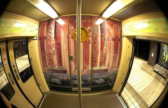 The Interior of Paris - Versailles Train  (14 pics)