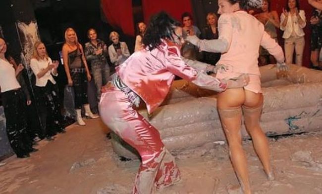 Bikini Mud Wrestling (35 pics)