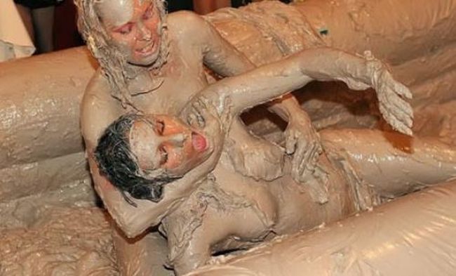 Bikini Mud Wrestling (35 pics)