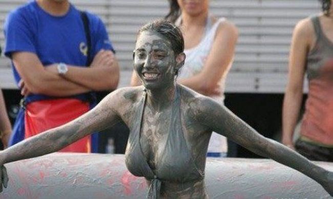 Bikini Mud Wrestling (35 pics)