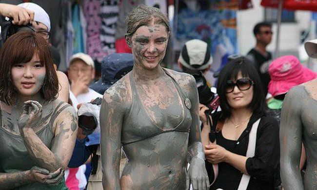 Bikini Mud Wrestling (35 pics)