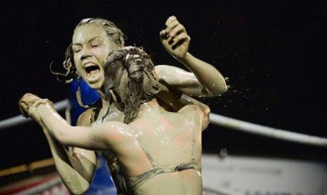 Bikini Mud Wrestling (35 pics)