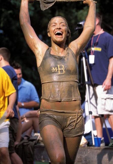 Bikini Mud Wrestling (35 pics)