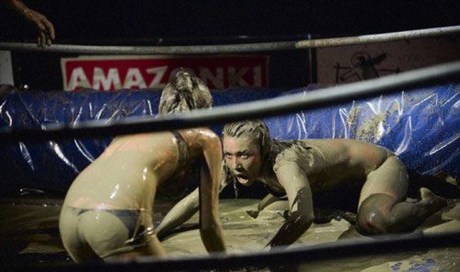 Bikini Mud Wrestling (35 pics)