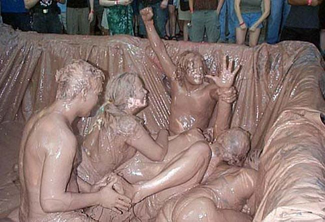 Bikini Mud Wrestling (35 pics)