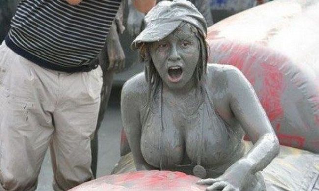 Bikini Mud Wrestling (35 pics)