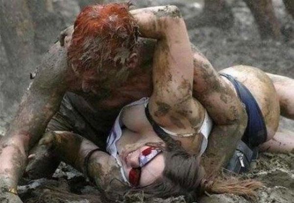 Bikini Mud Wrestling (35 pics)