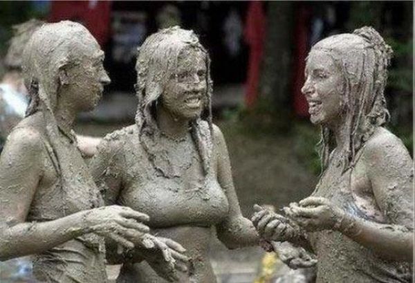 Bikini Mud Wrestling (35 pics)