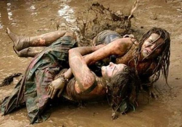 Bikini Mud Wrestling (35 pics)