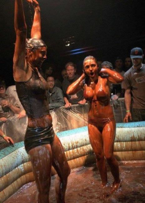 Bikini Mud Wrestling (35 pics)