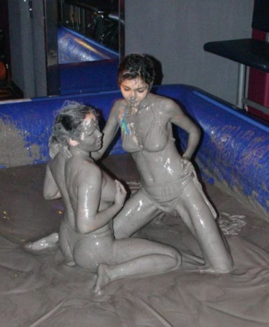 Bikini Mud Wrestling (35 pics)