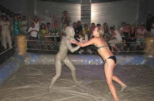 Bikini Mud Wrestling (35 pics)