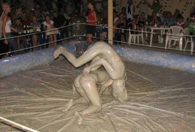 Bikini Mud Wrestling (35 pics)