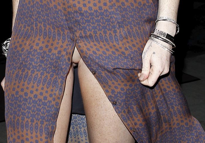 Lindsay Lohan Shows Her Panties (10 pics)