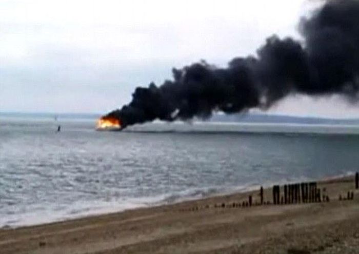 Yacht on Fire (4 pics)