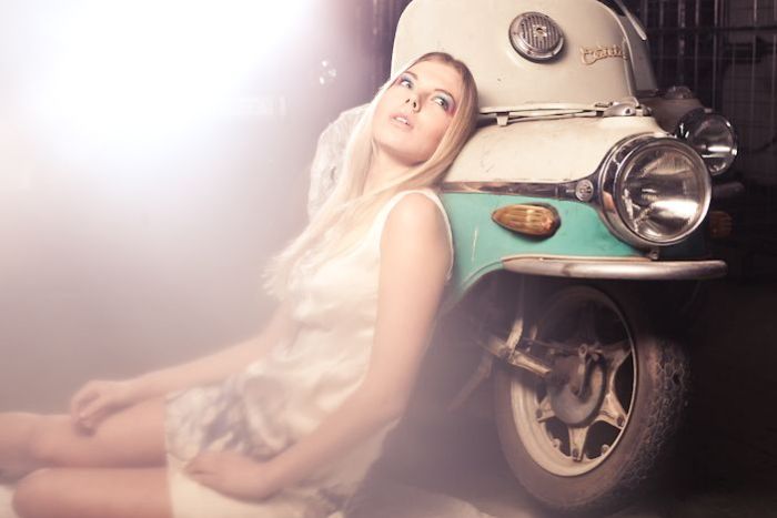 Cute Girls and Vintage Cars (56 pics)
