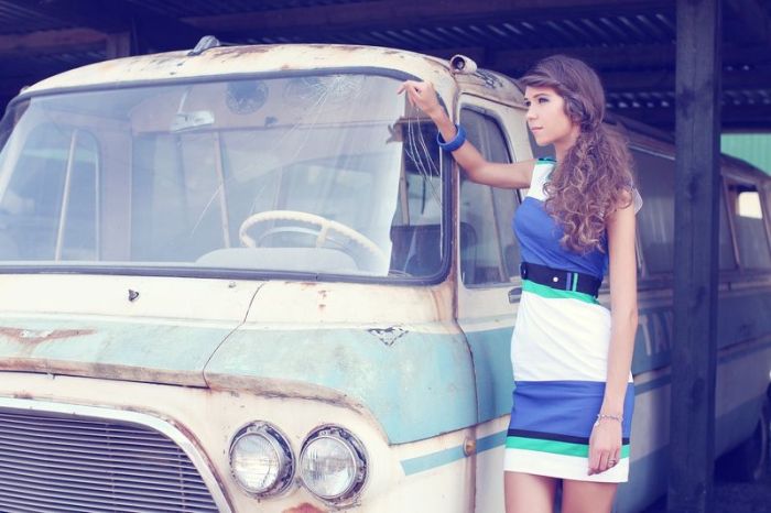 Cute Girls and Vintage Cars (56 pics)