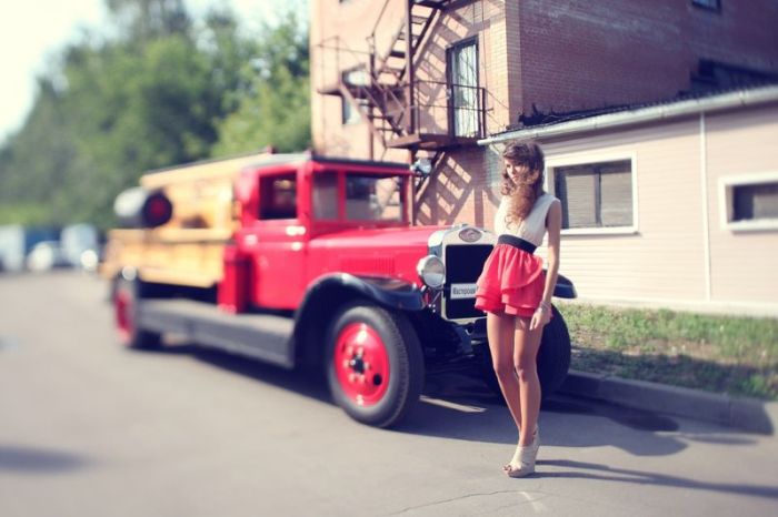 Cute Girls and Vintage Cars (56 pics)