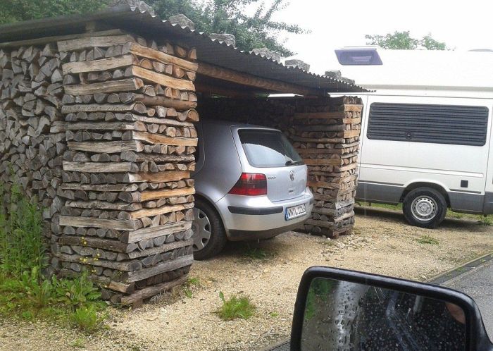 Garage Made out of Wooden Piles (3 pics)