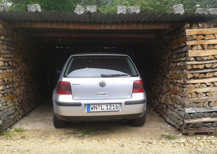 Garage Made out of Wooden Piles (3 pics)