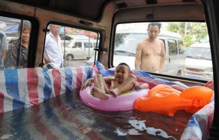 Swimming Pool Inside a Car (4 pics)