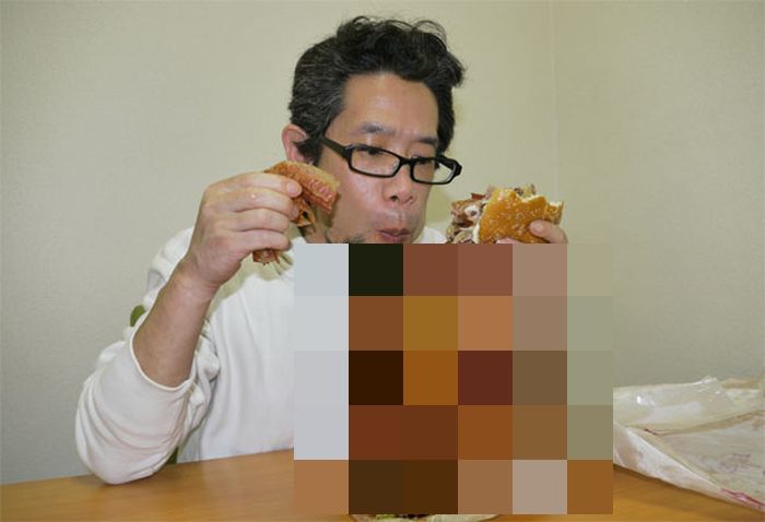 Burger with 1,050 Bacon Strips (14 pics)