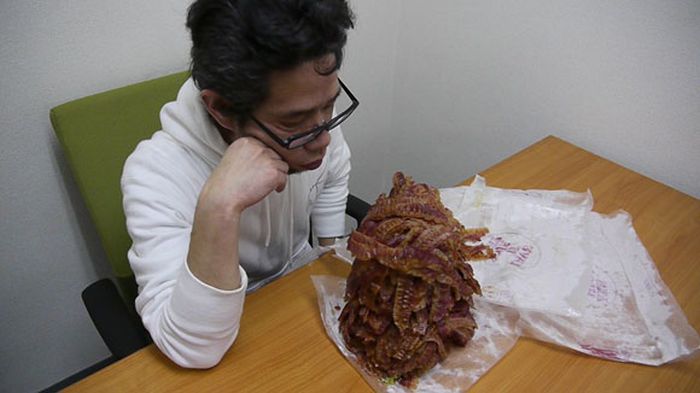 Burger with 1,050 Bacon Strips (14 pics)