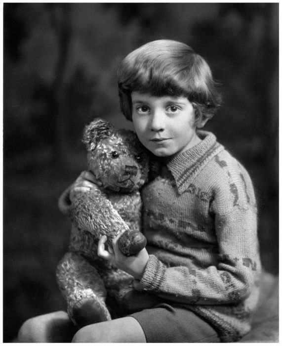Christopher Robin Milne in 1928 (11 pics)