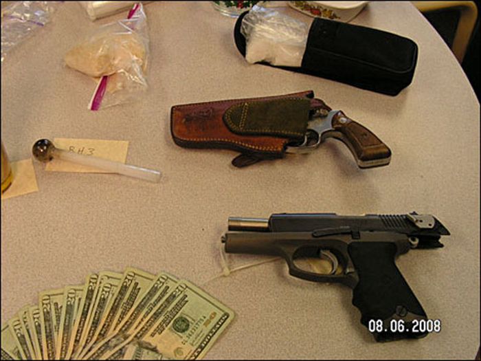 Ceased Guns, Drugs, and Money (33 pics)