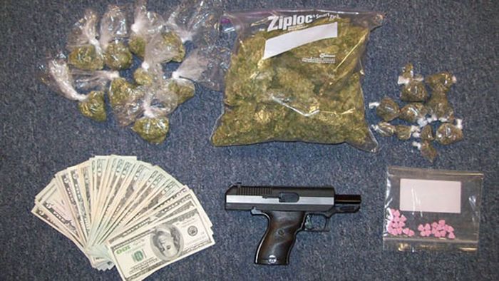 Ceased Guns, Drugs, and Money (33 pics)