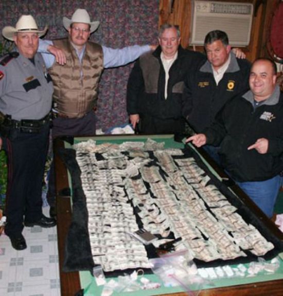 Ceased Guns, Drugs, and Money (33 pics)