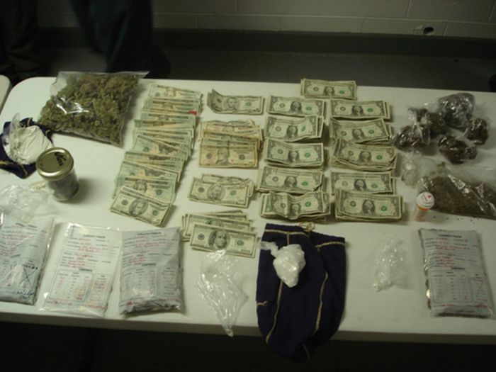 Ceased Guns, Drugs, and Money (33 pics)