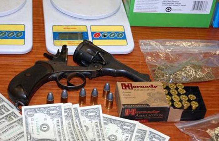 Ceased Guns, Drugs, and Money (33 pics)