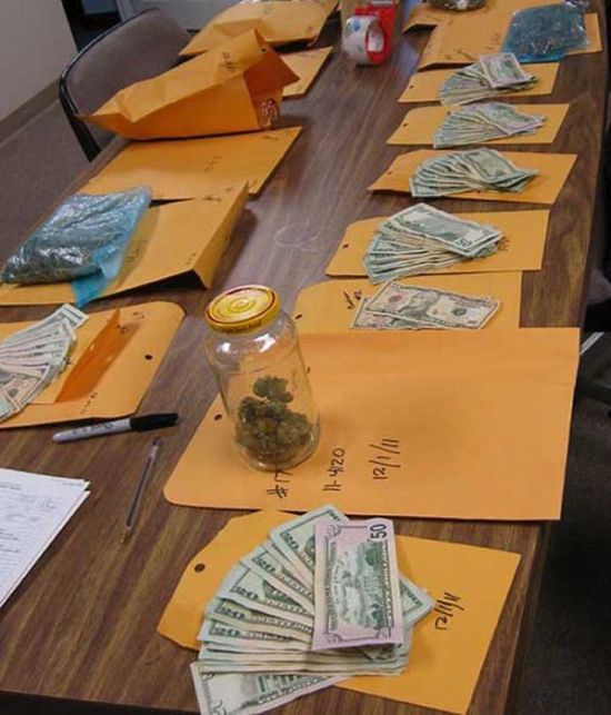 Ceased Guns, Drugs, and Money (33 pics)