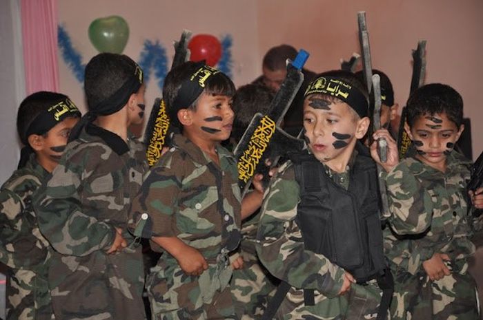 Kindergarten Graduation In Gaza (7 pics)