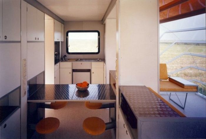 Awesome House on Wheels (5 pics)