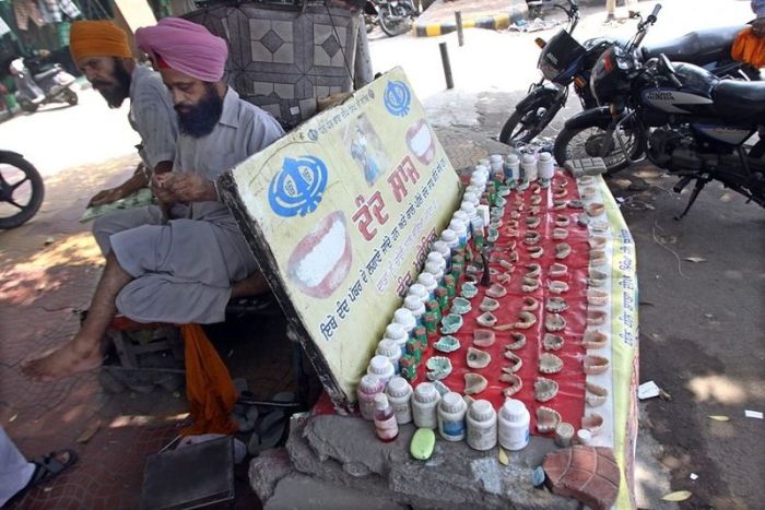 Street Dentists in India (5 pics)