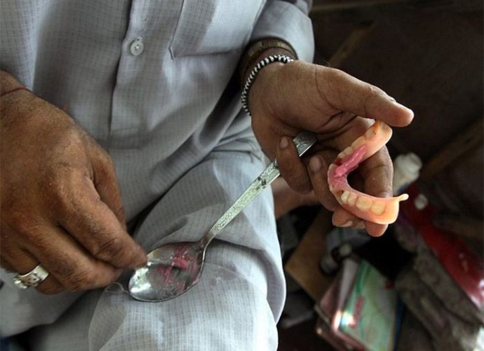 Street Dentists in India (5 pics)