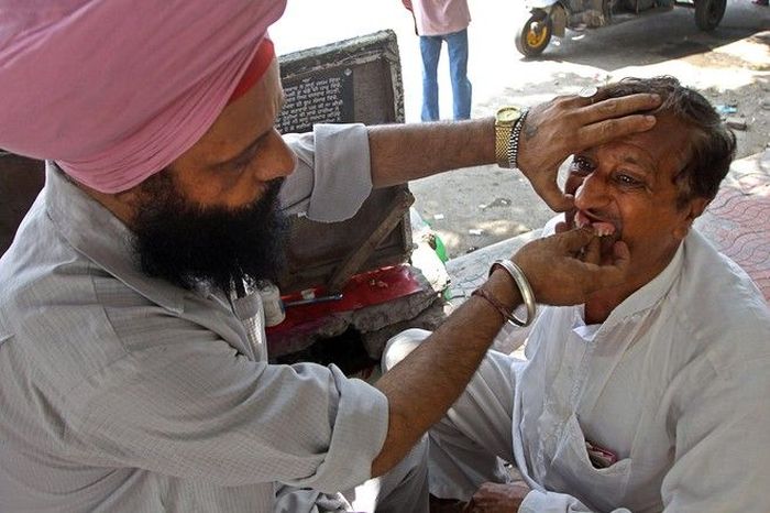 Street Dentists in India (5 pics)